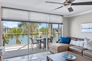 Living area - Spacious two story 2-bedroom condo in gorgeous Jupiter (Jupiter)