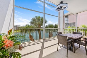 Outdoor dining - Spacious two story 2-bedroom condo in gorgeous Jupiter (Jupiter)