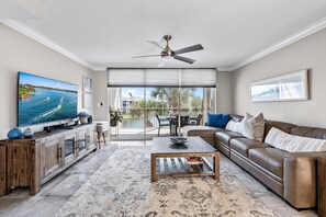 Living area - Spacious two story 2-bedroom condo in gorgeous Jupiter (Jupiter)