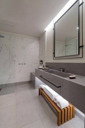 Superior Room | Bathroom | Free toiletries, hair dryer, bidet, towels