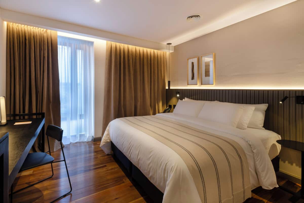 Standaard kamer | 1 slaapkamer, pillowtop-bedden, een minibar, een bureau
