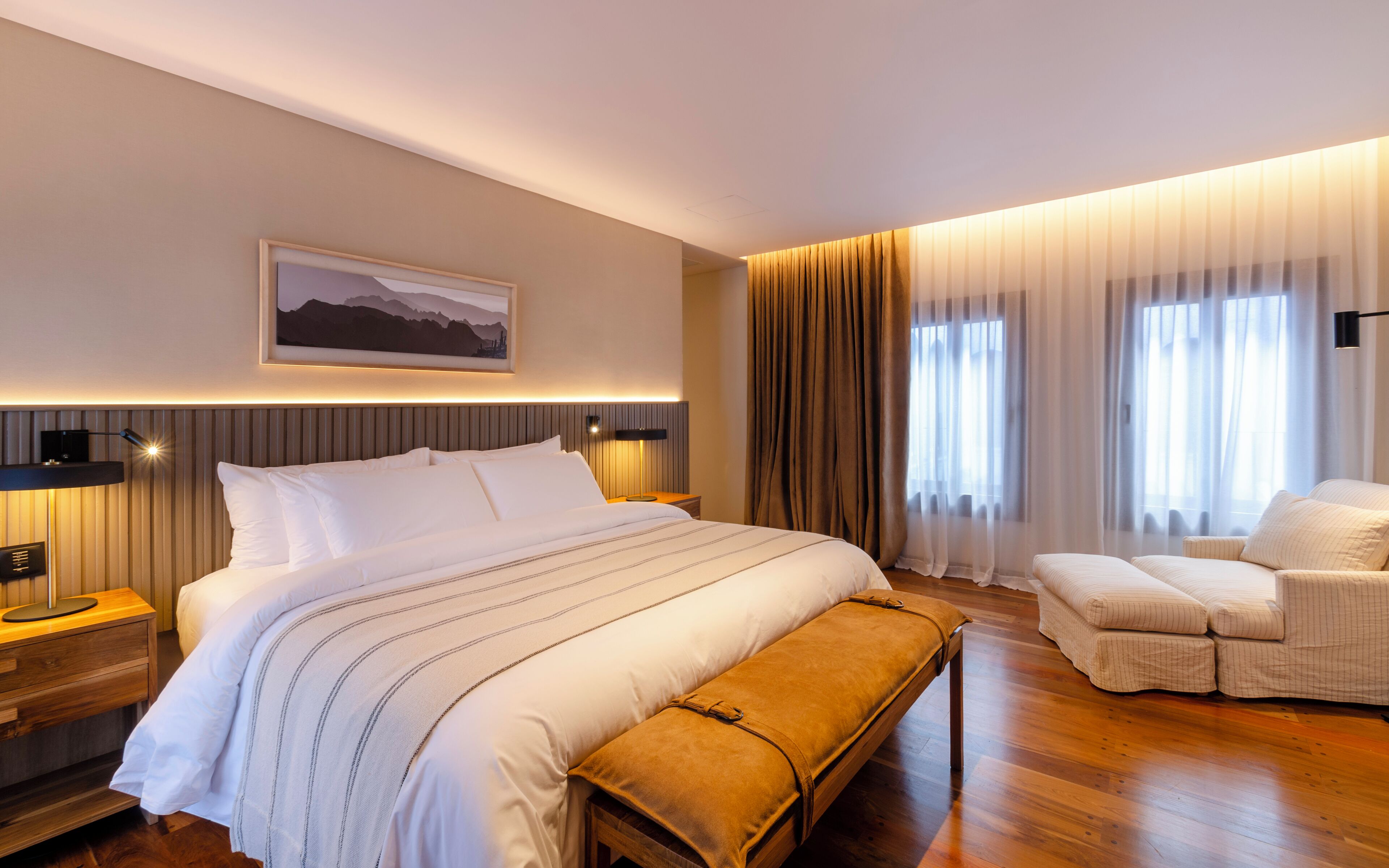 Deluxe Room, 1 King Bed | Pillow-top beds, minibar, desk, laptop workspace
