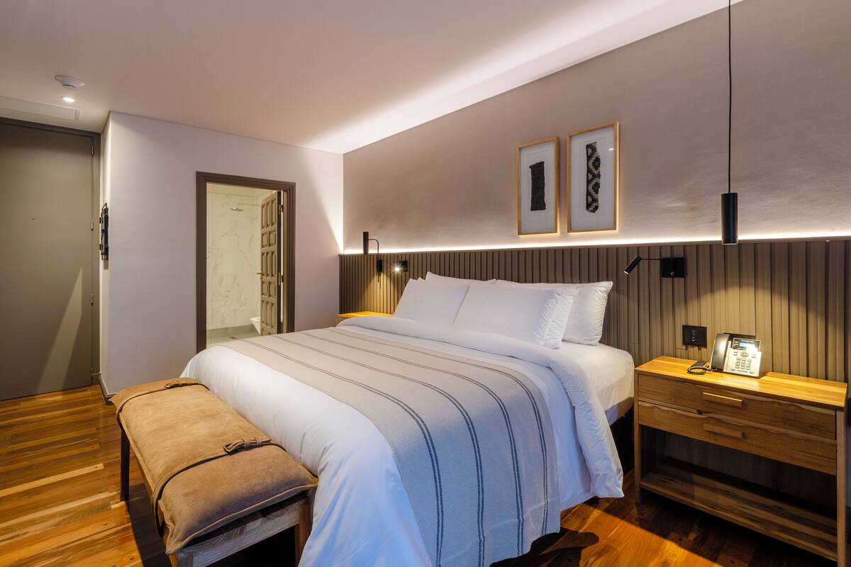 Deluxe kamer, 1 kingsize bed | 1 slaapkamer, pillowtop-bedden, een minibar, een bureau