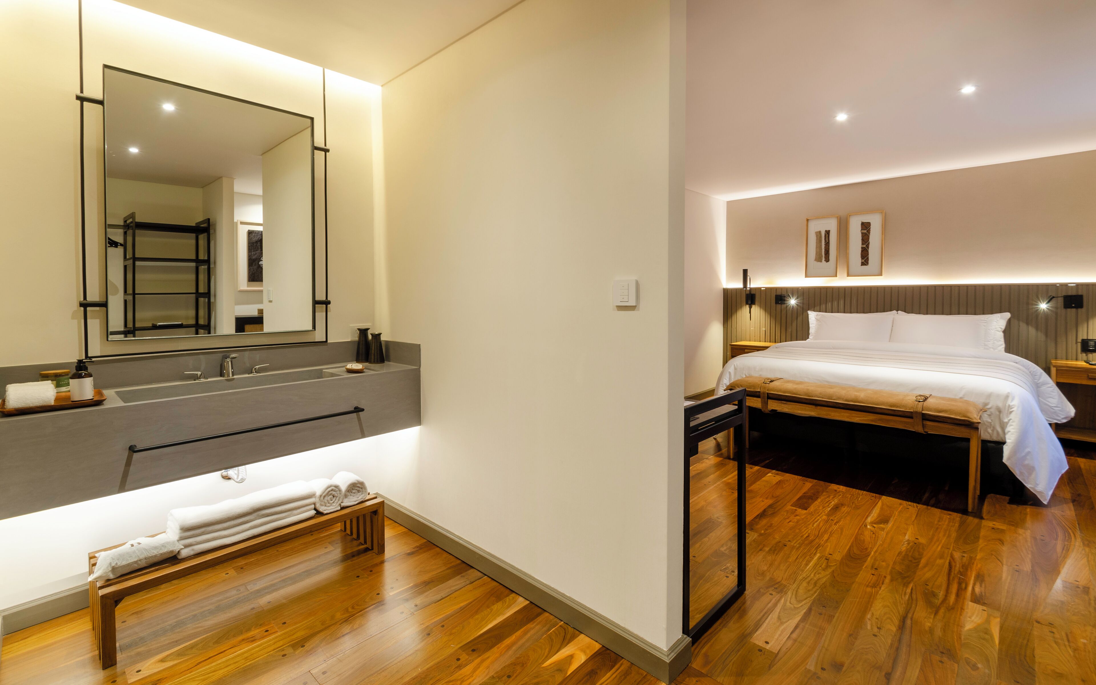 Chambre Deluxe, 1 très grand lit | Surmatelas, minibar, bureau, espace de travail pour ordinateur portable