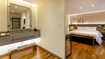 Chambre Deluxe, 1 trĂšs grand lit | Surmatelas, minibar, bureau, espace de travail pour ordinateur portable