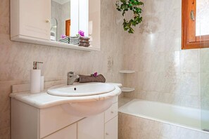 Hair dryer, towels - Villa Colbryca by Villa Plus (El Poble Nou de Benitatxell)