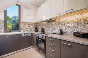 Geschirrspüler, Wasserkocher mit Kaffee-/Teezubehör