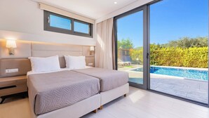 Een moderne slaapkamer met een groot bed, twee nachtkastjes en uitzicht op een zwembad.