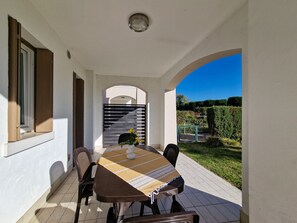 Outdoor dining - Pool-front apartment with fenced garden and bbq (Bibione)