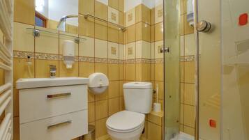 Habitación triple básica | Baño | Regadera, toallas, jabón