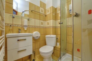 基本三人房 | 浴室 | 淋浴設備、提供毛巾、番梘