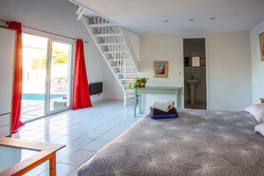 5 camere, una scrivania, ferro/asse da stiro, Wi-Fi gratuito