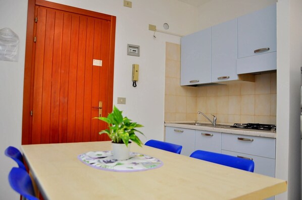 Kühlschrank, Mikrowelle, Herdplatte, Wasserkocher mit Kaffee-/Teezubehör