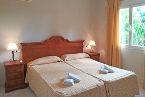 4 bedrooms, WiFi, bed sheets - Villa Astret by Villa Plus (Teulada)