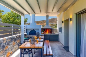 Outdoor dining - Villa Manefic by Villa Plus (Malevizi)