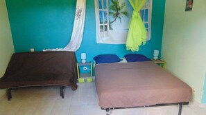 Bureau, fer et planche à repasser, lit de bébé portatif