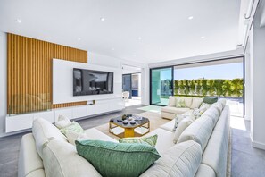 Smart TV - Villa Opala by Villa Plus (Vale Rebelho)