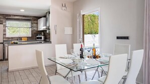 A modern kitchen with a dining area. - Villa Pomera Tres by Villa Plus (Beniarbeig)