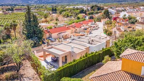 A residential area with houses, a vineyard, and mountains in the background. - Villa Pomera Tres by Villa Plus (Beniarbeig)
