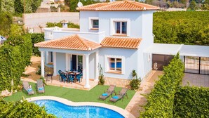 A two-story house with a swimming pool, outdoor seating, and a garden. - Villa Jazmin Blanca by Villa Plus (Beniarbeig)