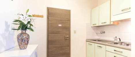 Kühlschrank, Herdplatte, Wasserkocher mit Kaffee-/Teezubehör