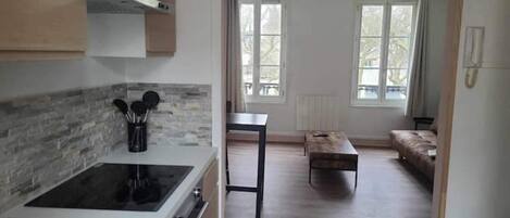 Kylskåp, kaffe- och tebryggare, vattenkokare och brödrost