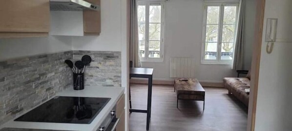 Kühlschrank, Wasserkocher mit Kaffee-/Teezubehör, Wasserkocher, Toaster