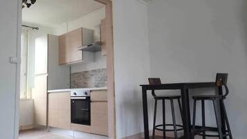 Réfrigérateur, cafetière/bouilloire, bouilloire électrique, grille-pain