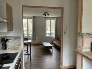 Kühlschrank, Wasserkocher mit Kaffee-/Teezubehör, Wasserkocher, Toaster