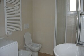 A bathroom with a toilet, a shower, and a sink. - Comfortable flat close to the beach (Caorle)