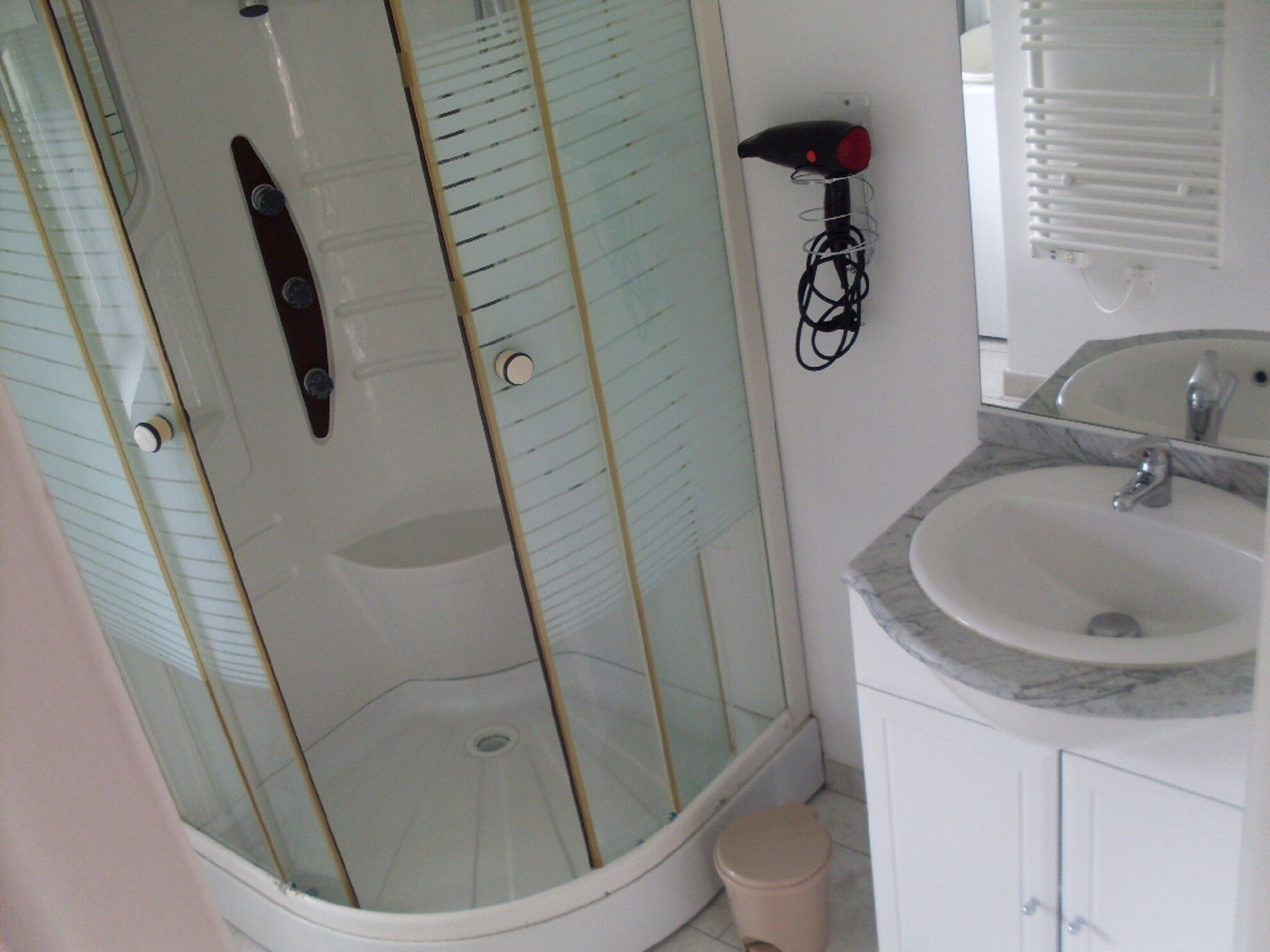 Hårføner, håndklær og toalettpapir