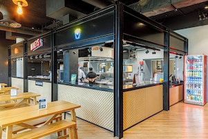 4 restaurants; lunch, dinner, and brunch served