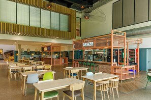 4 restaurantes; se sirven almuerzos 