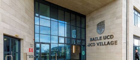 Vista frontal de la propiedad