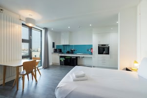 Escritorio, wifi gratis y ropa de cama 