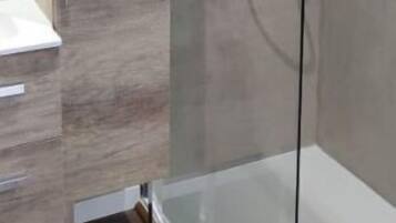 Douche, sèche-cheveux