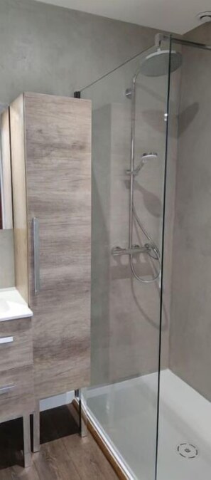 Douche, sèche-cheveux