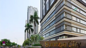 Un edificio moderno con un cartel que dice "Sunrise City Central Towers".