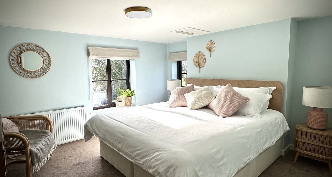 5 chambres, bureau, fer et planche à repasser, lit parapluie