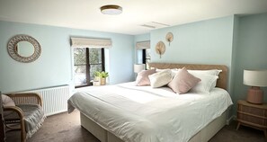 5 bedrooms, desk, iron/ironing board, travel cot