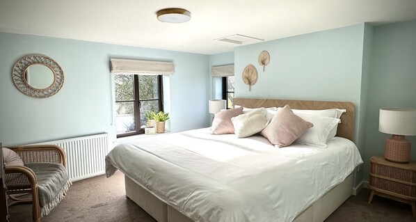 5 bedrooms, desk, iron/ironing board, travel cot