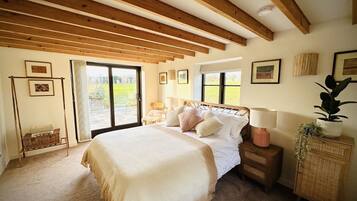 5 chambres, bureau, fer et planche à repasser, lit parapluie