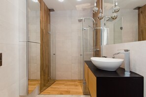 Douche, sèche-cheveux, serviettes fournies, savon