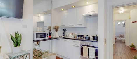 Großer Kühlschrank, Mikrowelle, Ofen, Geschirrspüler
