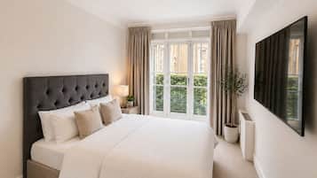 Apartamento Royal, baño privado, vistas al parque | Caja fuerte, escritorio, cortinas opacas y sistema de insonorización