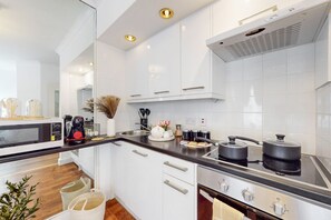 Deluxe appartement, toegankelijk voor mindervaliden, privébadkamer | Privékeuken | Een koelkast/vriezer, een magnetron, een oven, een vaatwasser