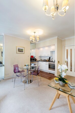 Appartement Deluxe, accessible aux personnes à mobilité réduite, salle de bains privée | Bar lounge