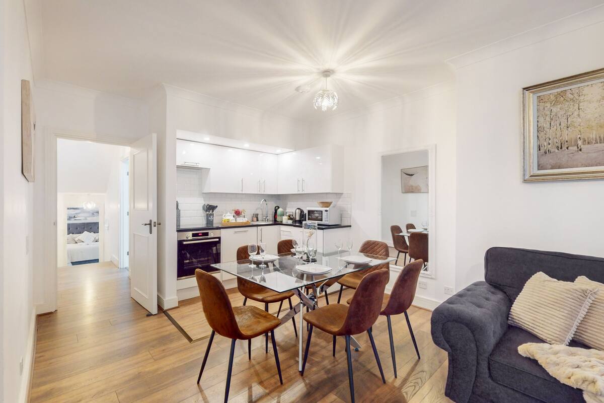 Luxury Apartment, Accessible, Ensuite | Shared kitchen | Full-size fridge, microwave, oven, dishwasher