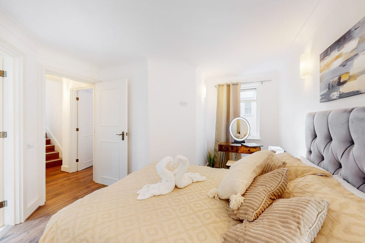 1 habitación, caja de seguridad en la habitación y escritorio