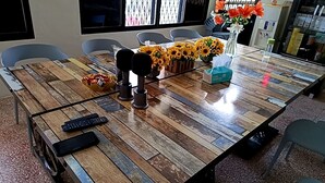 A wooden table with a keyboard, a vase with sunflowers, and a tissue box. - mijingminsu (Yuchi)